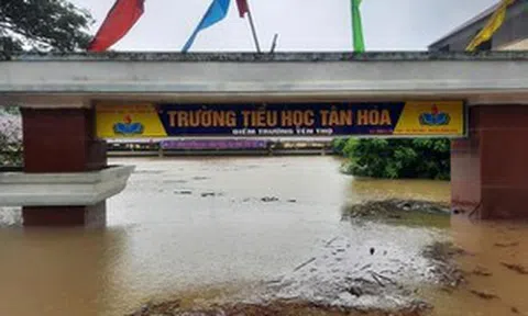 Hình ảnh trường học ở miền Trung ngập trong biển nước, sách vở và thiết bị tan hoang trong đống bùn, ai nhìn cũng quặn thắt tim